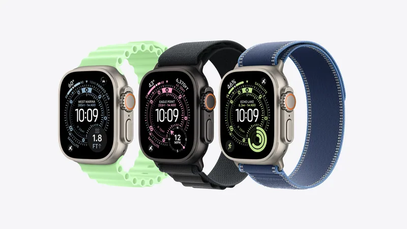 Apple Watch Ultra 3 Produktreihe, mit der schwarzen Titan-Uhr in der Mitte